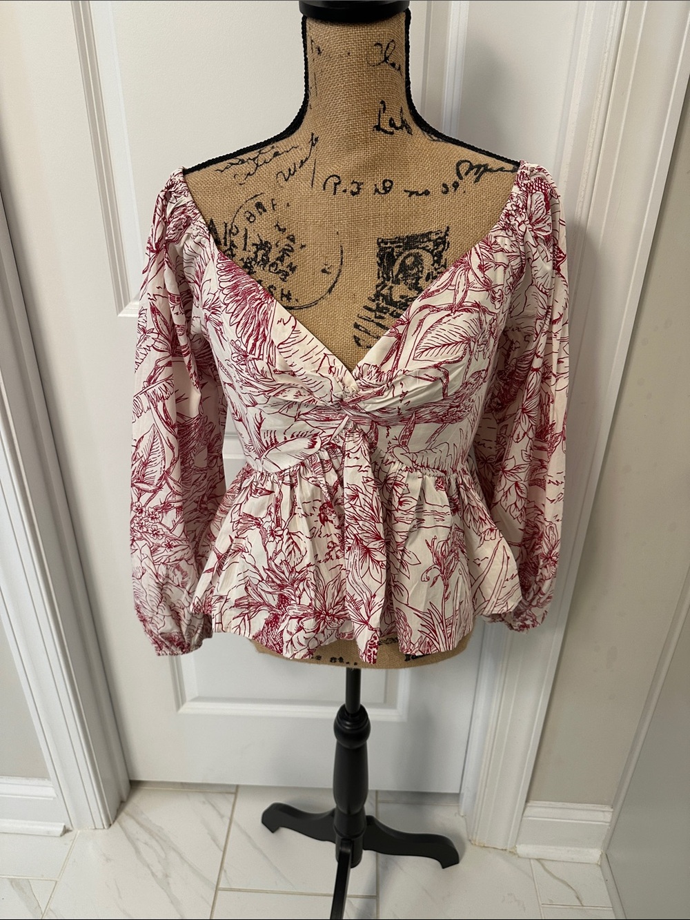 Express Floral Twist-Front Peplum Blouse in White and Burgundy M, nwot